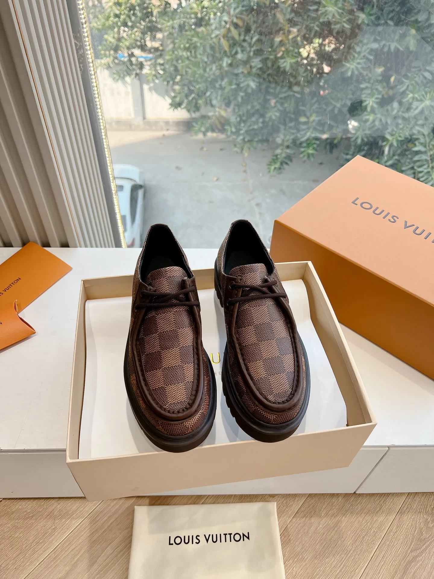 👟👟Ex-factory price 720👟👟 What you see is what you get G199 top version Louis Vuitto Louis Vuitton LV donkey brand L Carrefour shoes Archlight classic Skate sports and leisure thick-soled shoes Your LV outfit is shared today Louis Vuitton Presbyopic thick-soled loafers Original purchase and development Production Original purchase and development Production This LV Archlight sneaker is from Cut from cow leather in a playful shape. Double laces embellished with Louis Vuitton logo beading. The wide tongue and wavy outsole establish recognition, both are decorated with the LV Circle logo ▪️Fabric: Original imported original material ▪️Inner lining: Original customized lining ▪️Sole: Original molded genuine ▪️Size: Women's 35-45 (please note male and female when ordering at 39.40, 45 is not refundable or exchangeable for customization)